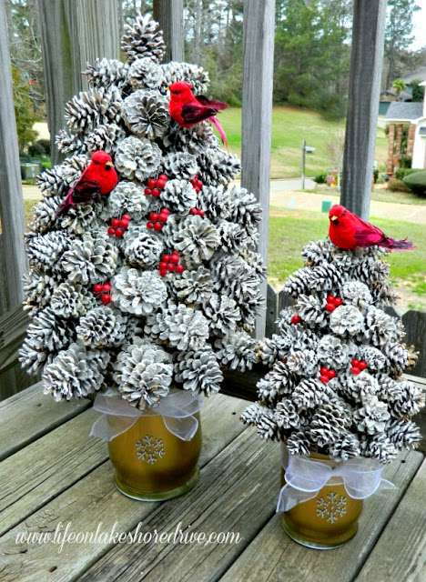 Petits sapins en pommes de pin pour la terrasse