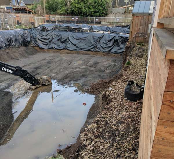 Notre voisin construit une piscine à quelques centimètres de chez nous