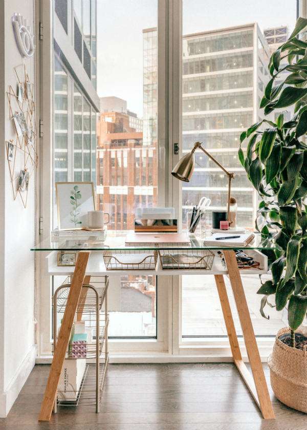 Une petite étagère de rangement pour vider le bureau un maximum