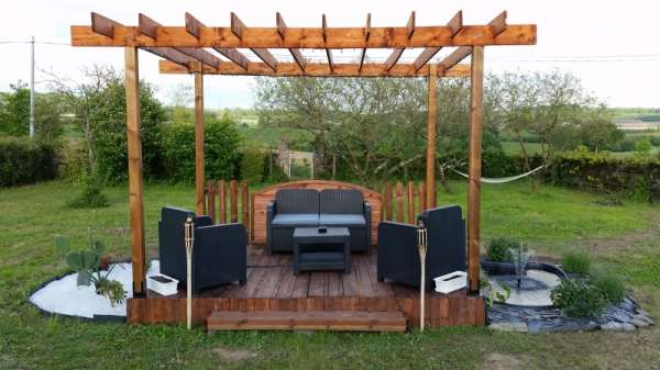 Terrasse et pergola en palette et bois de récupération