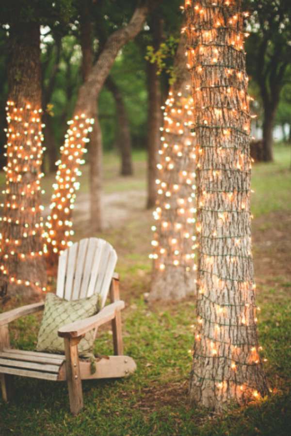 Arbre de fête dans le jardin