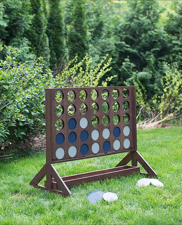 Un tableau en bois grandeur nature pour un jeu puissance 4 géant