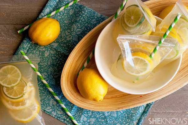 Placez la limonade, jus ou glace dans un sac de congélation