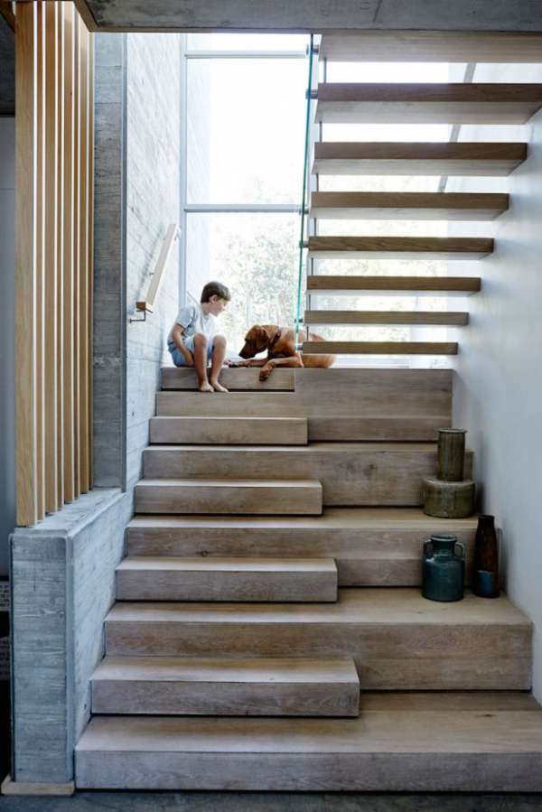 Un superbe escalier en bois gris