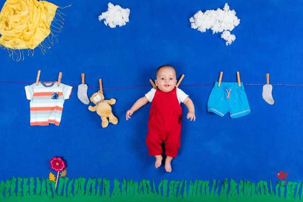 Bébé sur une corde à linge