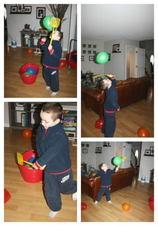 Tennis avec des ballons et des tapettes anti insectes