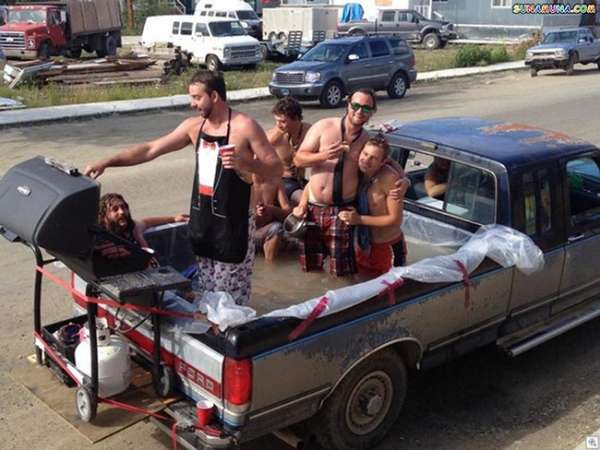 Une voiture, un barbecue et une piscine improvisée et hop