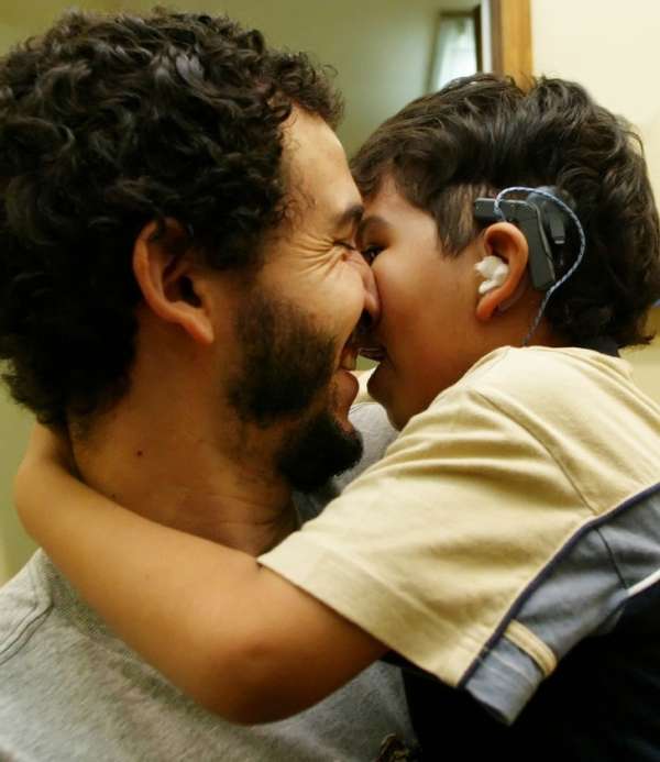 Cet enfant entend pour la première fois la voix de son père