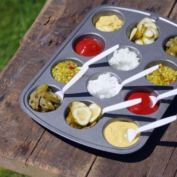 Placez vos légumes et vos condiments dans un moule à muffin