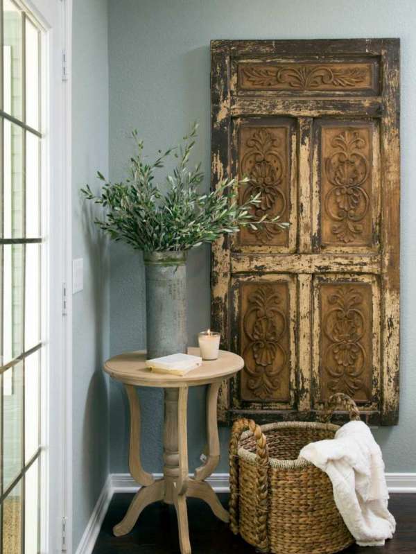 Une porte usagée de style ancien en bois patiné comme décoration murale