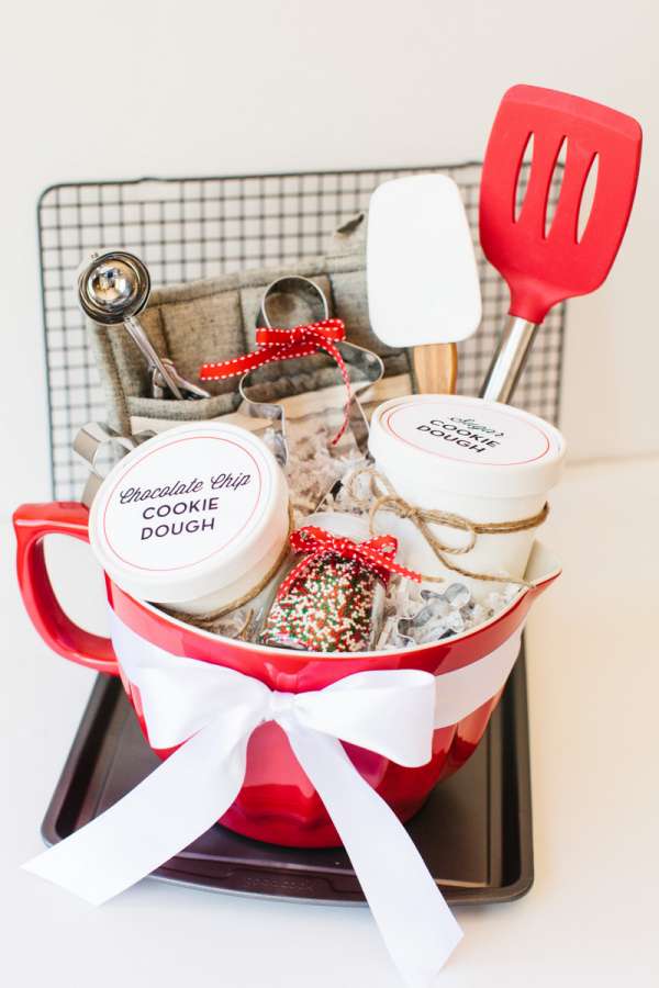 Un panier aux notes sucrées avec cookies à préparer et les ustensiles nécessaires