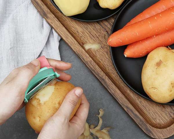 Un éplucheur universel pour nettoyer tous vos légumes