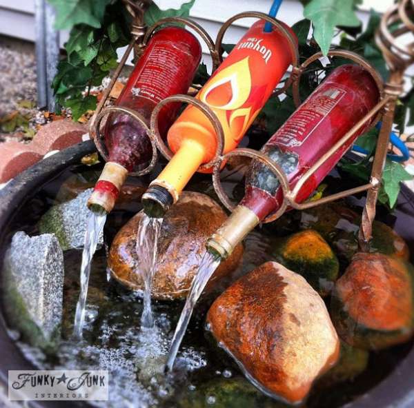 Une fontaine avec des bouteilles de verre