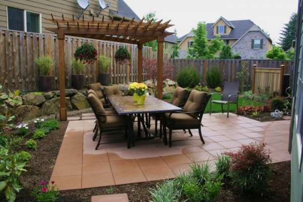 Jardin paisible avec un espace pour manger