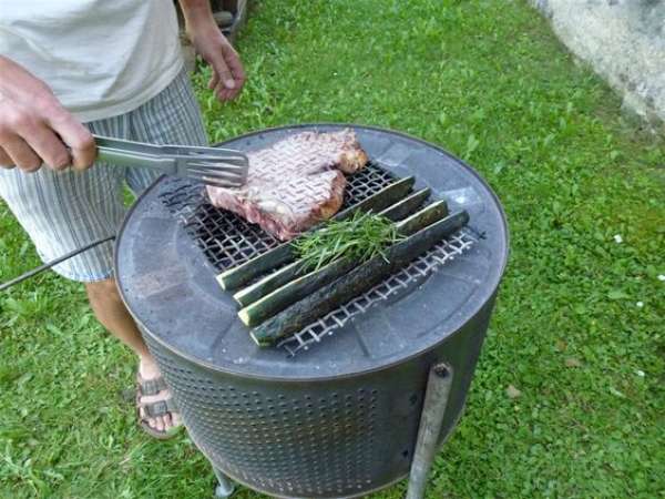 Barbecue avec un tambour de machine à laver