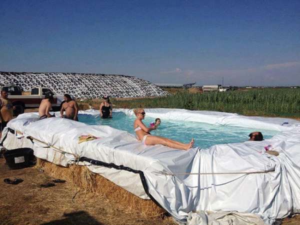 Une piscine originale avec des bottes de foin