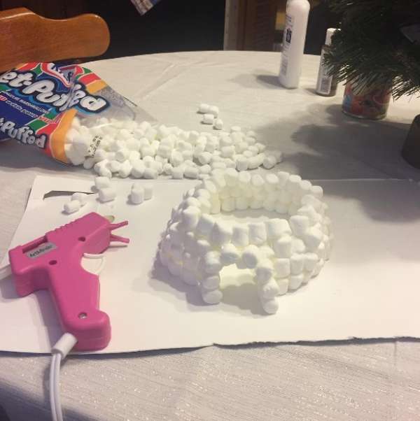 La fabrication d'un igloo avec des mini guimauves