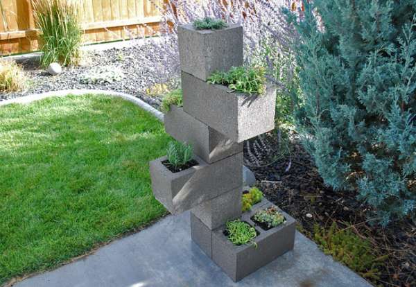 Jardin vertical avec des blocs de béton superposés