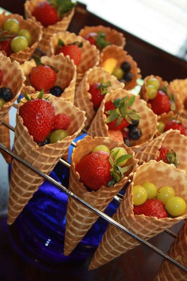 Servez la salade de fruits dans des cornets de glace