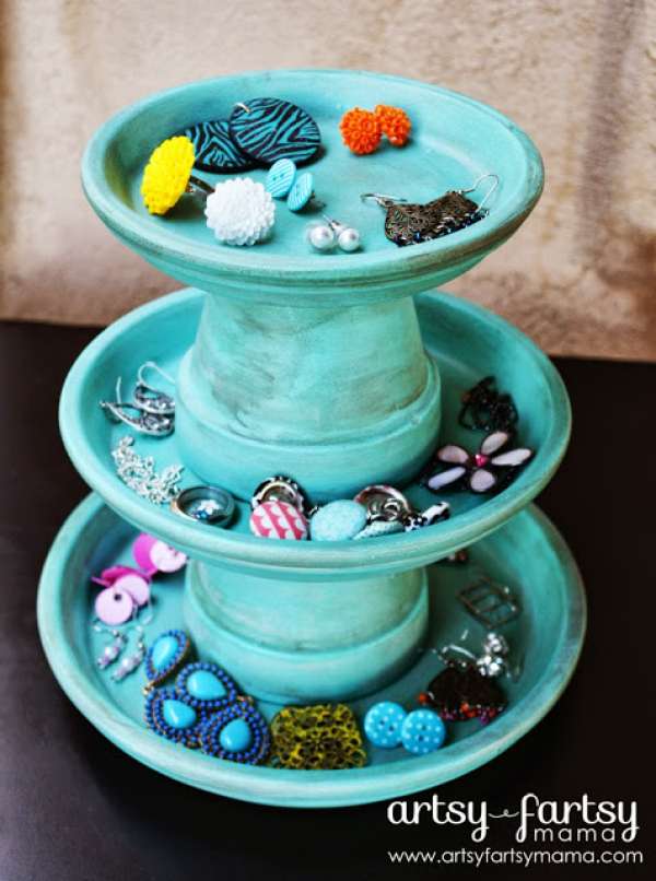 Présentoir à bijoux avec des pots et leurs soucoupes en terre cuite