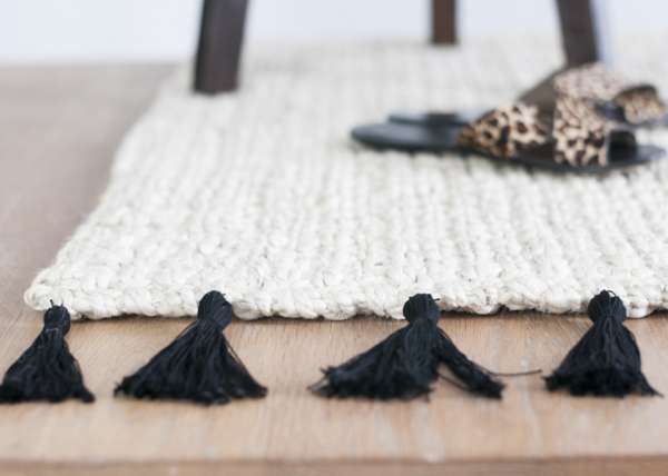 Tapis avec des franges en pompons