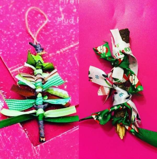 Ce sapin décoratif en rubans