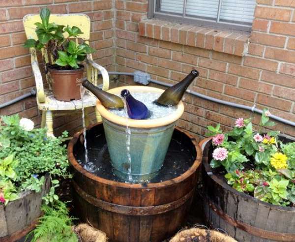 Fontaine d'eau avec des bouteilles de vin