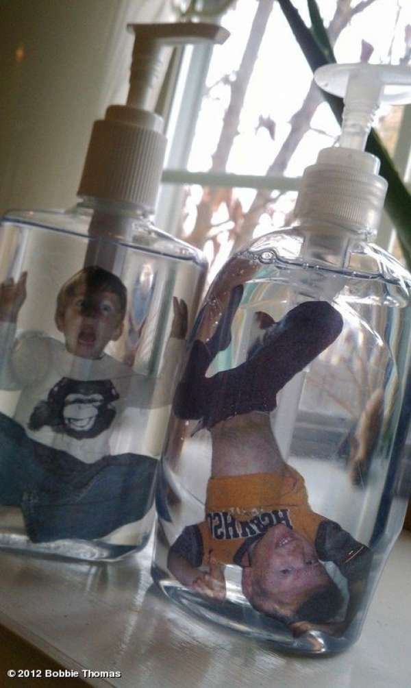 Enfants coincés dans la bouteille de savon