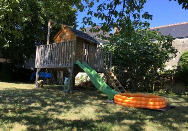 Une maisonnette avec toboggan comme raccourcis