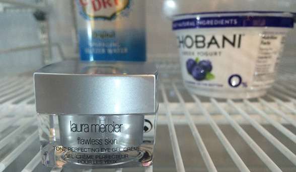 Gardez vos crèmes hydratantes pour le contour des yeux au frigo
