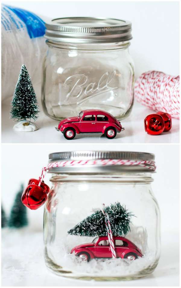 Voiture miniature avec un mini sapin dans un bocal en verre