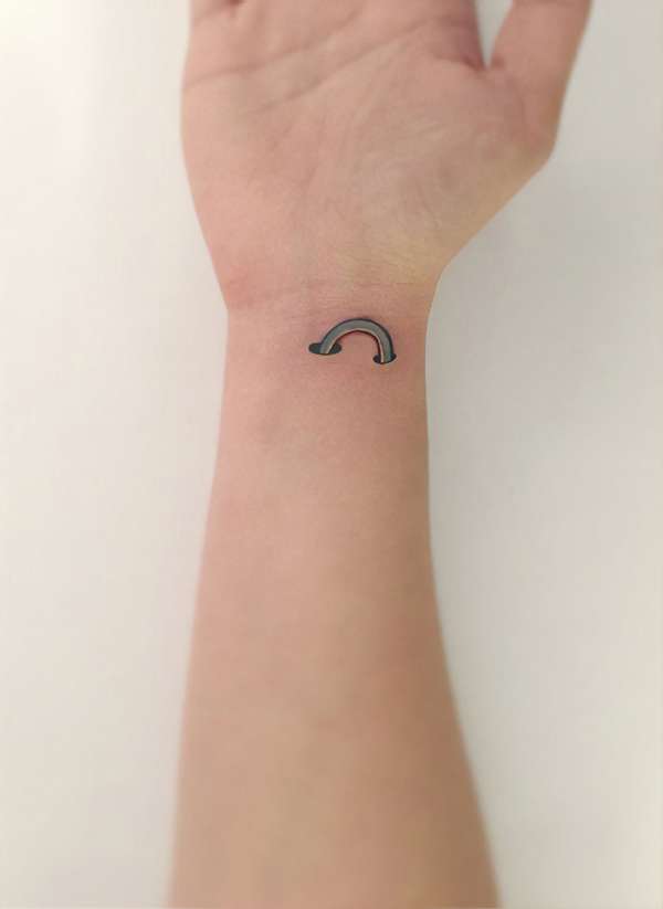 Un tatouage 3D d'un petit arc-en-ciel tout mignon