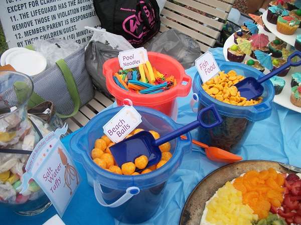 Présentez les snacks dans des seaux de plage