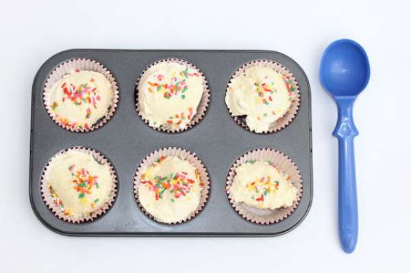 Servez la crème glacée en doses individuelles dans un moule à muffins