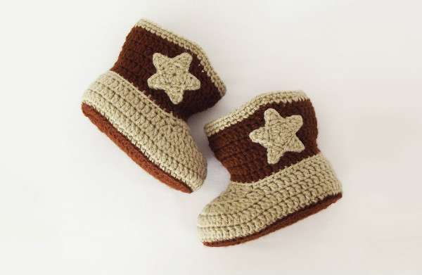 Des pantoufles imitation bottes de cowboy au crochet