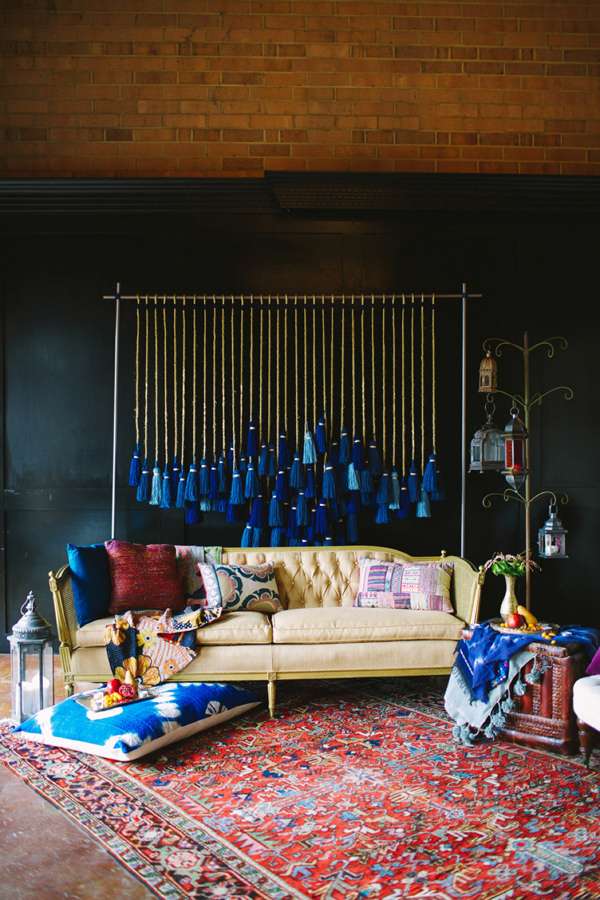 Décoration murale en pompons sur un support métallique