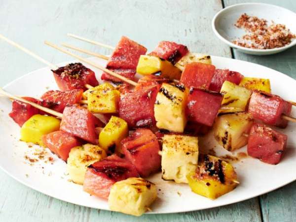 Faites griller les fruits aussi pour un dessert original et dans le thème