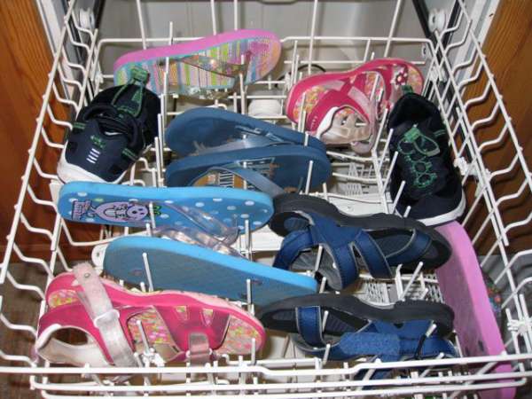 Nettoyez les tongs et les claquettes dans le lave-vaisselle