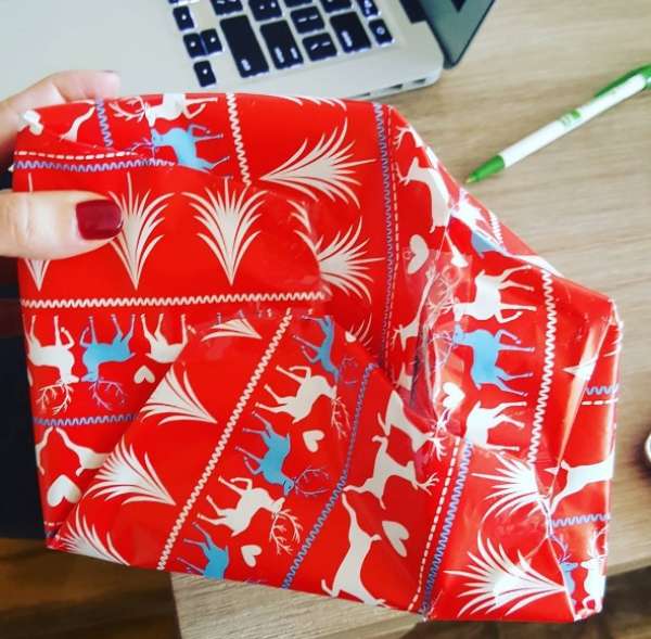 Cette personne qui ne sais pas faire un emballage cadeau