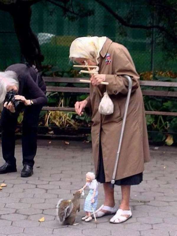 Cette vieille dame a fait une marionnette d'elle-même pour nourrir les écureuils