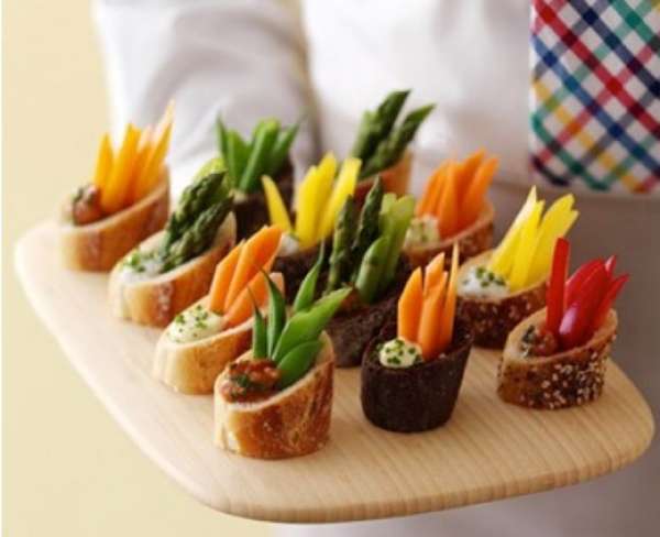 Canapés de crudités piqués sur des tranches de pain