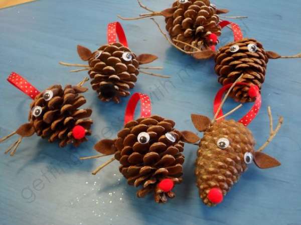 Rennes du Père Noël avec des pommes de pin