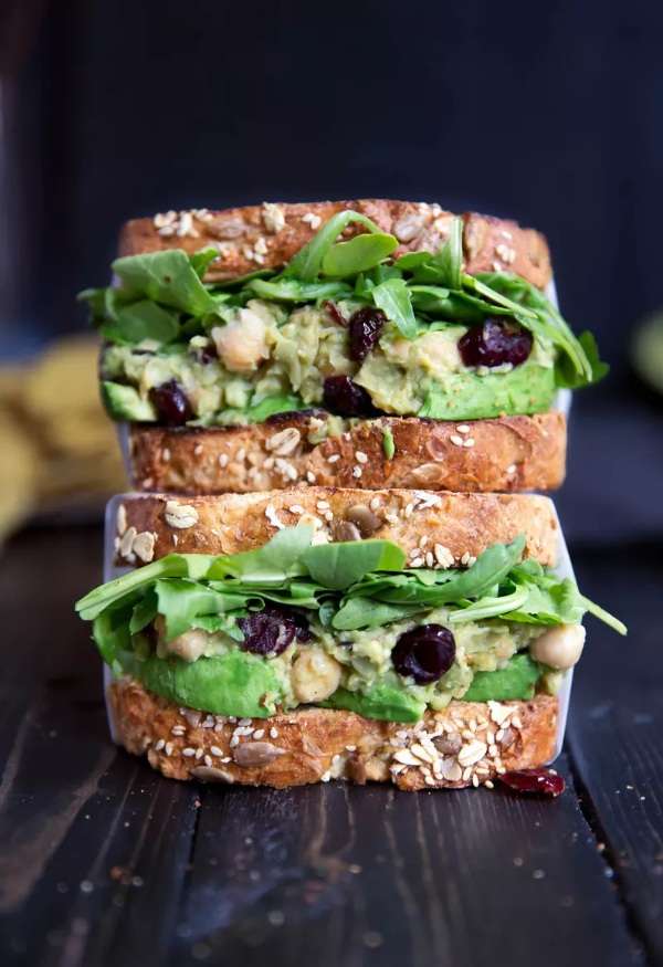 Sandwich salé à l'avocat, pois chiches, canneberges et au citron