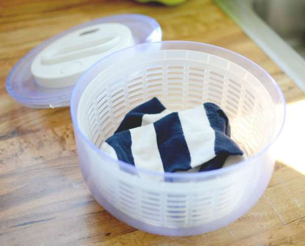 Utiliser une essoreuse à salade pour essorer les petits vêtements lavés à la main