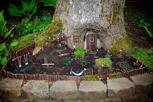 Un petit jardin au pied d'un arbre