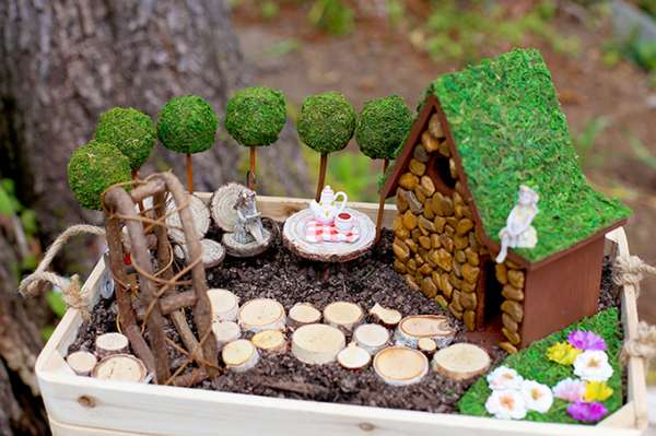 Une adorable maison de fée avec jardin