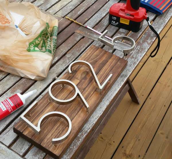 Plaque en bois avec et numéro de maison en métal