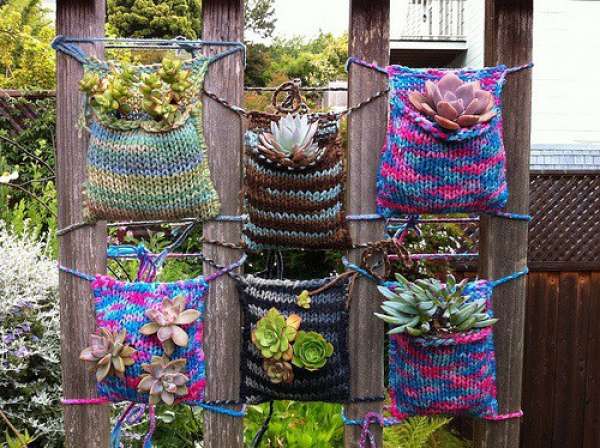 Jardin vertical avec des poches en tricot