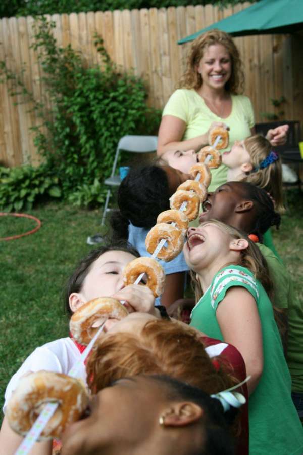 Attraper des donuts avec la bouche