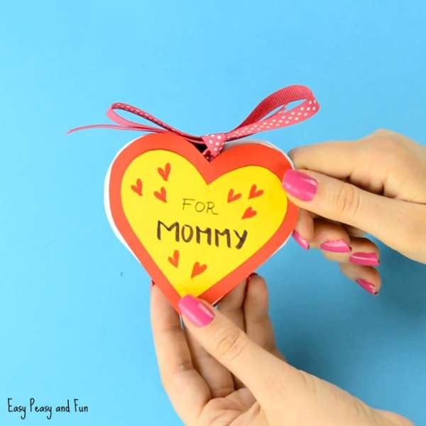 Un carnet en forme de cœur rempli de messages pour maman